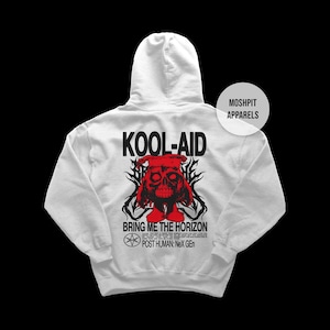 Puede incluir: Una sudadera con capucha gris claro con un diseño gráfico en la espalda. El diseño presenta la palabra "KOOL-AID" encima de una figura roja con forma de calavera con el texto "BRING ME THE HORIZON" y "POST HUMAN: NeX Gen" debajo. La sudadera tiene capucha y mangas largas.