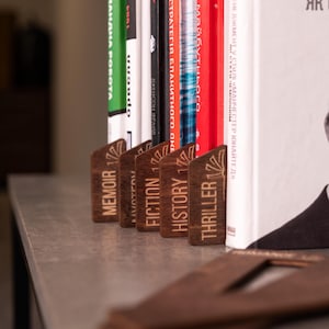 Juego de separadores para estanterías, Separadores por género literario, Separadores de madera, Separadores para biblioteca doméstica, Separadores personalizados para estanterías, Separadores de libros