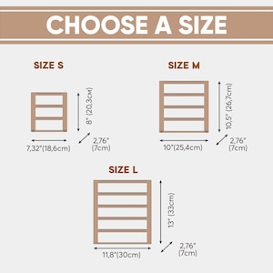 Puede incluir: Una tabla de tallas titulada CHOOSE A SIZE que muestra tres estanter&iacute;as de color tostado etiquetadas como S, M y L. La talla S mide 18,6 cm de ancho, 20,3 cm de alto y 7 cm de fondo. La talla M mide 25,4 cm de ancho, 26,7 cm de alto y 7 cm de fondo. La talla L mide 30 cm de ancho, 33 cm de alto y 7 cm de fondo.