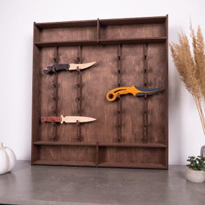 Mesvitrine, messenvitrine, plank mes, display zakmes, display plank, houten plank voor mes