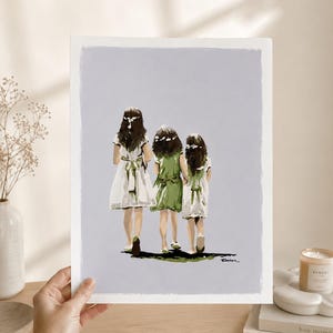 Puede incluir: Una impresión artística rectangular sobre un fondo gris claro que presenta una pintura de tres niños vistos desde atrás. Los dos niños exteriores llevan vestidos blancos con fajas verdes, mientras que el niño central lleva un vestido verde.