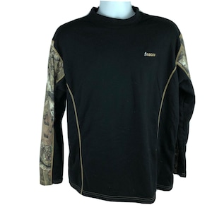 Puede incluir: Camiseta negra de manga larga con estampado de camuflaje en las mangas y cuello alto. La camiseta tiene un pequeño logotipo "ROCKY" en el pecho y costuras color beige. Hecha de un material suave y cómodo.