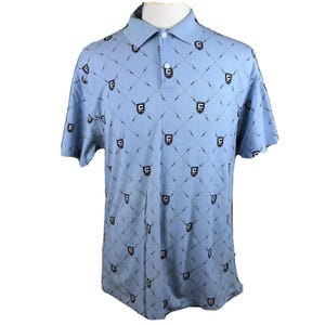 Può includere: Polo blu chiaro con un motivo ripetuto di stemmi neri e mazze da golf incrociate. La camicia ha un colletto e tre bottoni. A maniche corte, la camicia è esposta su un manichino.