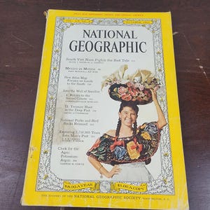 Puede incluir: Una revista National Geographic vintage de octubre de 1961. La portada amarilla presenta a una mujer con flores. La revista contiene artículos sobre México y Vietnam del Sur. El título es "National Geographic". El precio es de 1,00 $ por ejemplar.