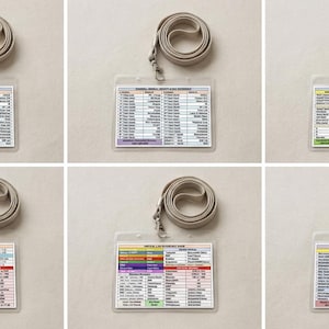 Op de afbeelding: Zes horizontale badgehouders met beige koorden en metalen clips. Elke doorzichtige plastic hoes bevat een witte referentiekaart met diverse tabellen, kolommen en rijen gedrukte tekst, waaronder medische en klinische gegevens.