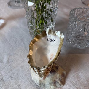 Oesterschaal op natuurlijke basis, tafeldecor kust, couvert bruiloft