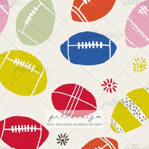 Könnte beinhalten: Nahtloses Muster mit handgezeichneten American-Football-Bällen in Rot, Orange, Gelb, Grün, Blau und Rosa. Das Design umfasst weiße Nähte und kleine florale Akzente auf cremefarbenem Hintergrund.