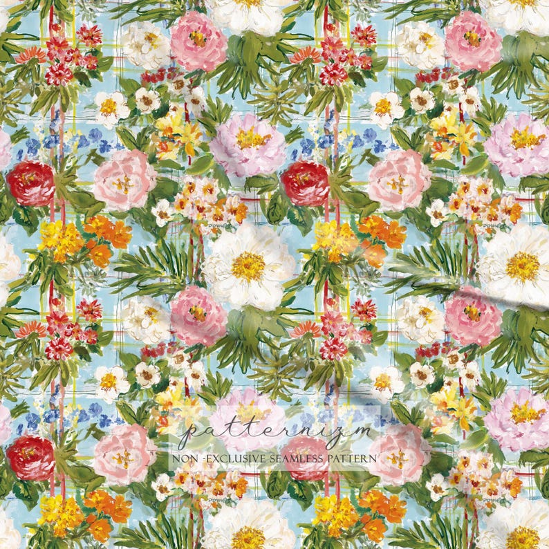 Op de afbeelding: Een bloemenpatroon met een aquarelontwerp van pioenrozen, rozen en andere bloemen in roze, rood, geel en wit, tegen een lichtblauwe geruite achtergrond. De tekst "patternizm" en "NON EXCLUSIVE SEAMLESS PATTERN" zijn zichtbaar.