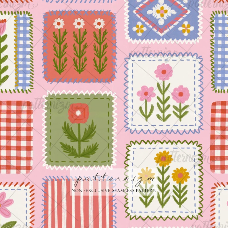 Puede incluir: Un patr&oacute;n continuo sobre fondo rosa claro que presenta cuadrados con ilustraciones florales, cuadros vichy rojos y blancos, y rayas rojas y blancas. Cada cuadrado est&aacute; delineado con un borde decorativo que simula costuras.