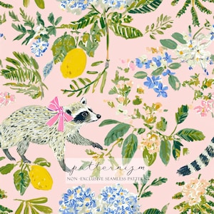 Pode incluir: Padrão sem costura com um guaxinim com um laço rosa, rodeado por limões, flores azuis e brancas e folhagem verde sobre um fundo rosa. O texto "patternizm" é visível.