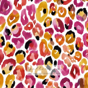 Pode incluir: Padrão de estampa de leopardo em aquarela em tons de rosa, laranja, amarelo e preto sobre fundo branco. O design apresenta formas irregulares e abstratas que se assemelham a manchas de animais. O texto "patternizm" e "NON-EXCLUSIVE SEAMLESS PATTERN" é visível.