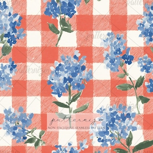 Può includere: Motivo senza cuciture con fiori di ortensia blu e foglie verdi su sfondo a quadretti vichy rossi e bianchi. Il motivo floreale ad acquerello è ripetuto. Il testo "patternizm" e "NON - EXCLUSIVE SEAMLESS PATTERN" sono visibili.