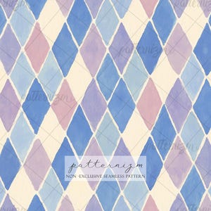 以下が含まれることがあります： 水彩のハーレクイン柄。青、紫、ピンクのひし形がクリーム色の背景に描かれています。「patternizm」と「NON - EXCLUSIVE SEAMLESS PATTERN」の文字が含まれています。