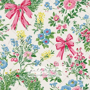 Op de afbeelding: Een naadloos bloemenpatroon met roze strikken, roze en blauwe bloemen en gele takjes op een crèmekleurige achtergrond. Het ontwerp bevat de tekst "patternizm" en "NON EXCLUSIVE SEAMLESS PATTERN".