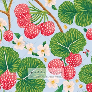 Op de afbeelding: Een naadloos patroon met rode aardbeien met witte zaden, groene bladeren en witte bloemen op een lichtblauwe achtergrond. De tekst "patternizm" en "NON-EXCLUSIVE SEAMLESS PATTERN" zijn zichtbaar.