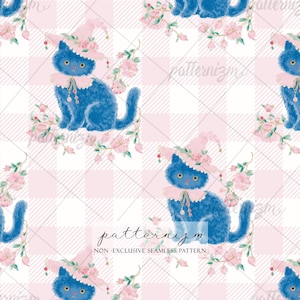 Könnte beinhalten: Nahtloses Muster mit blauen Katzen, die rosa Hexenhüte und Kragen tragen, umgeben von rosa Blumen. Der Hintergrund ist ein rosa-weißes Karomuster. Der Text "patternizm" und "NON-EXCLUSIVE SEAMLESS PATTERN" sind zu sehen.