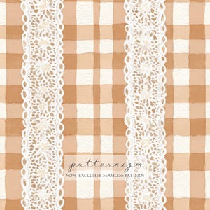 Op de afbeelding: Naadloos aquarelpatroon met een ruitontwerp in beige en wit. Twee verticale witte kanten randen met bloemendetails zijn gecentreerd. De tekst "patternizm" en "NON-EXCLUSIVE SEAMLESS PATTERN" staan onderaan.