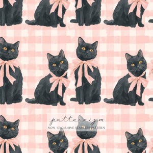 Op de afbeelding: Naadloos patroon met zwarte katten met roze strikken op een roze en witte ruitjesachtergrond. De katten hebben gele ogen. De tekst "patternizm" en "NON - EXCLUSIVE SEAMLESS PATTERN" zijn onderaan de afbeelding te zien.