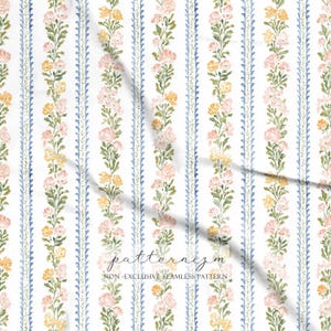 K&ouml;nnte beinhalten: Wei&szlig;er Stoff mit einem sich wiederholenden Blumenmuster. Vertikale Reihen aus rosa und gelben Blumen wechseln sich mit blau-wei&szlig;en Streifen ab. Der Text "patternizm" und "NON-EXCLUSIVE SEAMLESS PATTERN" sind sichtbar.