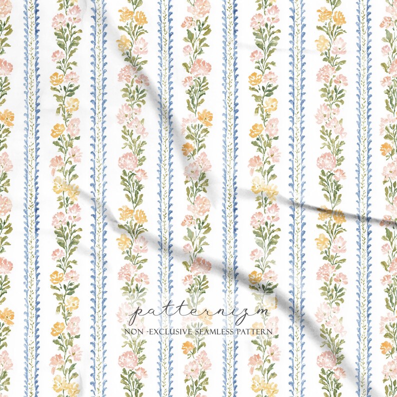 K&ouml;nnte beinhalten: Wei&szlig;er Stoff mit einem sich wiederholenden Blumenmuster. Vertikale Reihen aus rosa und gelben Blumen wechseln sich mit blau-wei&szlig;en Streifen ab. Der Text "patternizm" und "NON-EXCLUSIVE SEAMLESS PATTERN" sind sichtbar.