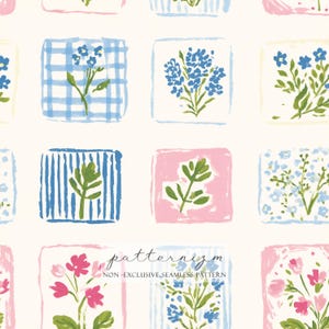Op de afbeelding: Een herhalend patroon van vierkante blokken met bloemen- en geometrische ontwerpen. De blokken bevatten blauwe, roze en groene bloemenillustraties en blauw-wit gestreepte of geblokte achtergronden. De tekst "patternizm" staat onderaan.