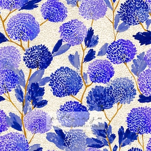 以下が含まれることがあります： 青と紫の花、茶色の茎、青い葉が特徴のシームレスなフローラルパターン。 花は密集して配置され、まだらのオフホワイトの背景に対して密度の高い質感の外観を作り出しています。 テキスト「patternizm」が表示されます。