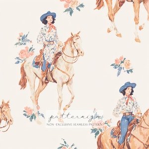 Puede incluir: Patrón de acuarela repetido con vaqueras a caballo, rodeadas de elementos florales. Las vaqueras visten sombreros azules, camisas florales y vaqueros azules. Los caballos están pintados en tonos marrones y blancos, con sillas y riendas. El fondo es color crema.