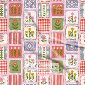 Puede incluir: Un patr&oacute;n de tela sin costuras que presenta una cuadr&iacute;cula repetitiva de parches cuadrados sobre un fondo rosa claro. Los parches muestran varias ilustraciones florales, cuadros vichy rojos y blancos, y rayas rojas y blancas, con el texto patternizm.