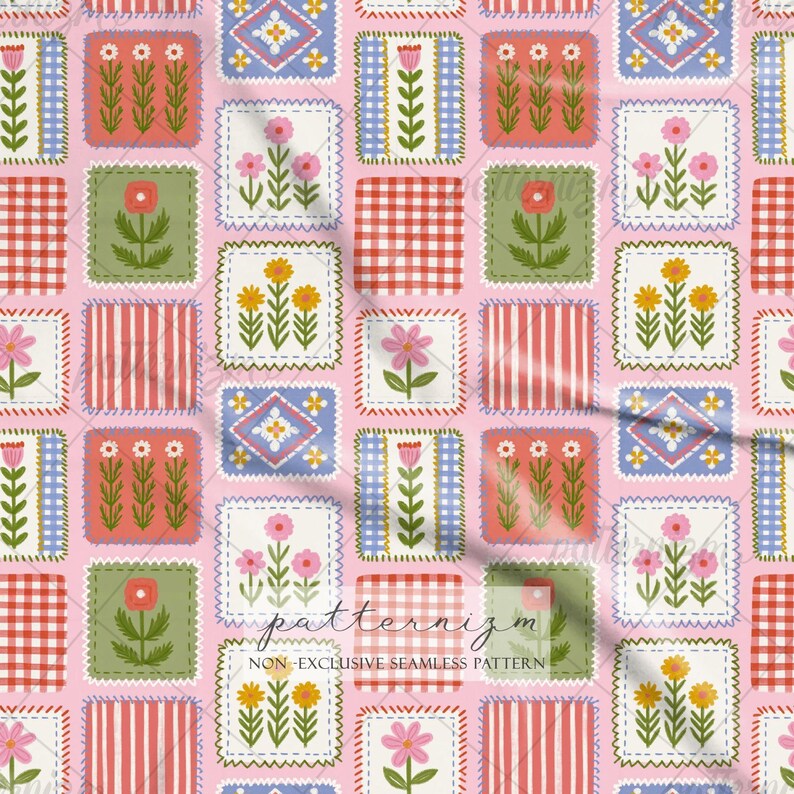 Puede incluir: Un patr&oacute;n de tela sin costuras que presenta una cuadr&iacute;cula repetitiva de parches cuadrados sobre un fondo rosa claro. Los parches muestran varias ilustraciones florales, cuadros vichy rojos y blancos, y rayas rojas y blancas, con el texto patternizm.