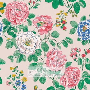 Op de afbeelding: Naadloos bloemenpatroon met grote rozen in roze, wit en blauw op een lichtroze achtergrond. Groene bladeren en kleine gele en rode bloemen vullen het ontwerp aan. De tekst "patternizm" is zichtbaar.