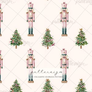 Può includere: Un motivo ripetitivo senza cuciture con illustrazioni ad acquerello di schiaccianoci in uniformi rosa con accenti dorati e alberi di Natale verdi decorati su uno sfondo color crema pallido, con il testo patternizm non-exclusive seamless pattern.