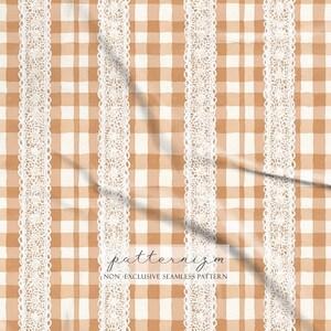 Puede incluir: Patr&oacute;n sin costuras con un dise&ntilde;o de cuadros vichy beige y blanco, acentuado por rayas verticales de encaje blanco. El texto "patternizm" y "NON-EXCLUSIVE SEAMLESS PATTERN" es visible en la parte inferior de la imagen.