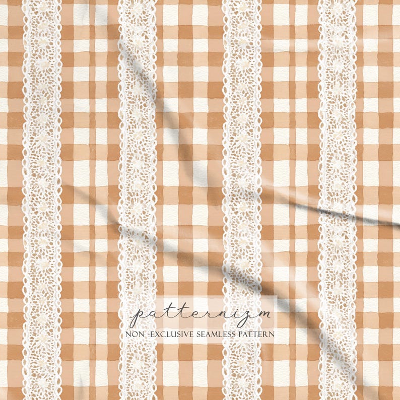 Puede incluir: Patr&oacute;n sin costuras con un dise&ntilde;o de cuadros vichy beige y blanco, acentuado por rayas verticales de encaje blanco. El texto "patternizm" y "NON-EXCLUSIVE SEAMLESS PATTERN" es visible en la parte inferior de la imagen.