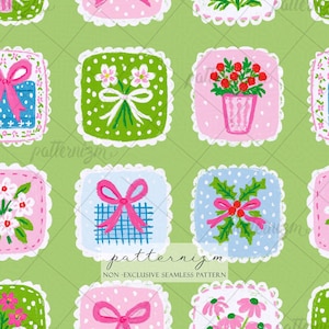 Puede incluir: Patrón sin costuras con diseños cuadrados con motivos florales y lazos en rosa, verde y azul. Cada cuadrado tiene un borde festoneado blanco. El fondo es de color verde claro. El texto "patternizm" y "NON-EXCLUSIVE SEAMLESS PATTERN" son visibles.