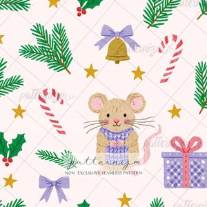 Könnte beinhalten: Ein nahtloses Muster auf hellrosa Hintergrund mit einer beigen Maus in einem violetten Pullover, goldenen Glocken mit violetten Schleifen, rot-weißen Zuckerstangen, grünen Tannenzweigen, roten Stechpalmenbeeren, gelben Sternen und violetten Geschenken.