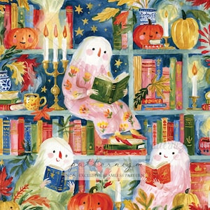 Könnte beinhalten: Ein nahtloses Muster mit drei weißen Geisterfiguren, die Bücher lesen, inmitten von Bücherregalen voller bunter Bände, brennender Kerzen und orangefarbener Kürbisse. Die Szene enthält Herbstblätter, Sterne sowie blau-weiße Vasen.