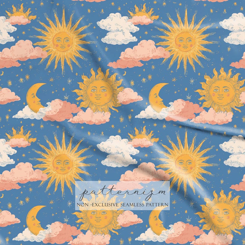Op de afbeelding: Naadloos patroon met een hemels ontwerp met zonnen, manen, wolken en sterren op een blauwe achtergrond. De zonnen hebben lachende gezichten en gouden stralen. De wolken zijn roze en wit. De tekst "patternizm" staat onderaan.