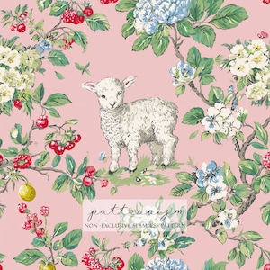 Op de afbeelding: Een naadloos patroon met een wit lam omringd door bloemrijke takken met rode bessen, gele peren en blauwe en witte bloemen op een roze achtergrond. De tekst "patternizm" en "NON-EXCLUSIVE SEAMLESS PATTERN" zijn zichtbaar.