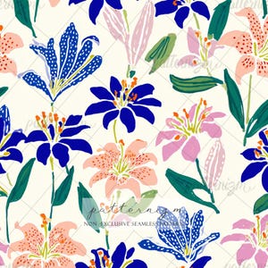 Könnte beinhalten: Nahtloses Blumenmuster mit stilisierten Lilien in Blau, Rosa und Pfirsich, mit grünen Blättern und Stielen. Das Design ist vor einem cremefarbenen Hintergrund mit einem dezenten Gittermuster angeordnet. Der Text "patternizm" und "NON-EXCLUSIVE SEAMLESS PATTERN" ist sichtbar.