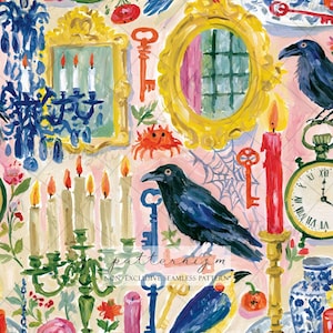 Könnte beinhalten: Ein nahtloses Muster mit gemalten Illustrationen von schwarzen Raben, verzierten goldenen Spiegeln, blauen und grünen Kandelabern, roten Kerzen, alten Schlüsseln, einer Uhr und einer blau-weißen Vase auf hellrosa Grund mit dem Text patternism.