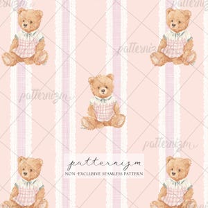 Può includere: Un motivo senza cuciture con orsetti di peluche ad acquerello che indossano camicie a quadri rosa con finiture blu, su uno sfondo rosa con strisce verticali e dettagli in pizzo. Il testo "patternizm" è visibile.