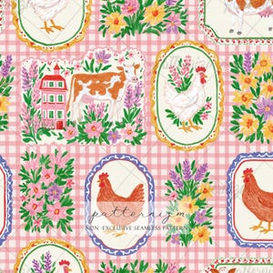以下が含まれることがあります： ピンクと白のギンガムチェックの背景に、牛、鶏、色とりどりの花の配置が装飾的なフレームに描かれたシームレスなパターン。patternizm NON-EXCLUSIVE SEAMLESS PATTERNというテキストが表示されています。