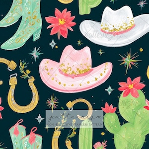 Puede incluir: Patrón sin costuras con botas de vaquero, sombreros, herraduras, cactus y flores en tonos rosa, verde, dorado y blanco sobre un fondo azul oscuro. El diseño incluye detalles de purpurina y estrellas.
