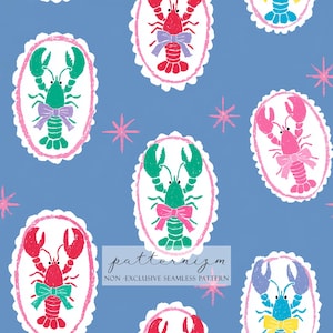 Könnte beinhalten: Nahtloses Muster mit bunten Hummer-Illustrationen mit Schleifen auf hellblauem Hintergrund. Die Hummer sind in verschiedenen Farben, darunter Rot, Grün und Pink, jeweils in einem weißen Oval mit rosa Rand dargestellt. Der Text "patternizm" ist ebenfalls sichtbar.