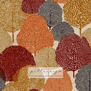Peut inclure: Un motif sans couture représentant des arbres stylisés dans des tons d'orange, de rouge, d'or et de noir sur un fond crème. Les arbres ont des couronnes arrondies et texturées et des troncs fins. Le motif comprend le texte "patternizm" et "NON EXCLUSIVE SEAMLESS PATTERN".