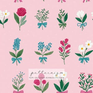 Op de afbeelding: Een naadloos patroon met diverse bloemboeketten in roze, blauw, wit en rood, vastgebonden met linten. De achtergrond is lichtroze met kleine witte spikkels. De tekst "patternizm" en "NON-EXCLUSIVE SEAMLESS PATTERN" zijn zichtbaar.