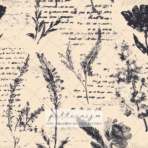 Könnte beinhalten: Ein nahtloses Muster mit dunklen botanischen Illustrationen auf cremefarbenem Hintergrund. Das Design umfasst verschiedene Pflanzenelemente, wie Blätter und Blüten, überlagert auf einem Hintergrund aus verblasstem Schriftzug. Der Text "patternizm" ist sichtbar.