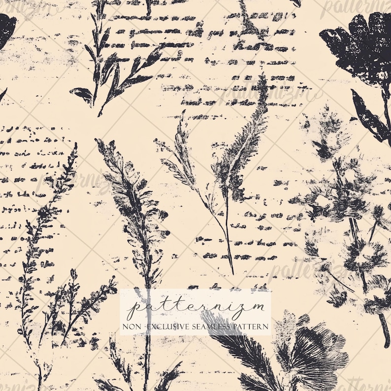 Pu&ograve; includere: Un motivo senza cuciture con illustrazioni botaniche scure su sfondo crema. Il design include vari elementi vegetali, come foglie e fiori, sovrapposti a uno sfondo di scrittura sbiadita. Il testo "patternizm" &egrave; visibile.