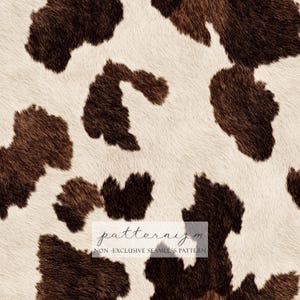 Może przedstawiać: Bezszwowy wzór skóry krowy z brązowymi i białymi plamami. Wzór ma realistyczną teksturę, z wyglądem futra. Widoczny jest tekst "patternizm" i "NON - EXCLUSIVE SEAMLESS PATTERN".