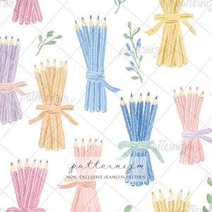 Puede incluir: Patrón sin costuras con grupos de lápices de colores atados con cintas. Los lápices son de varios tonos pastel, incluyendo rosa, azul, amarillo y melocotón, con acentos de follaje verde sobre un fondo blanco. El texto "patternizm" es visible.